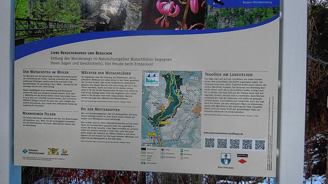 Schilder mit kurzen Info-Texten und einem QR-Code für Wissenshungrige an den historisch markanten Stellen aufgestellt bereichern die ...