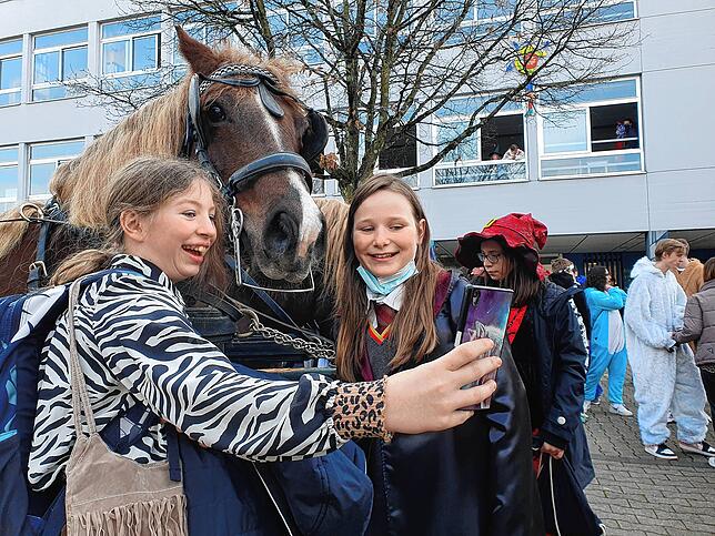 Selfie mit Pferd: Helena (links) und Franziska, Sechstklässlerinnen am Gymnasium, freuen sich über den Besuch der Narrenkutsche.