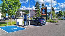 Aldi erlaubte bisher kostenloses Stromladen. Das ist nun Geschichte.