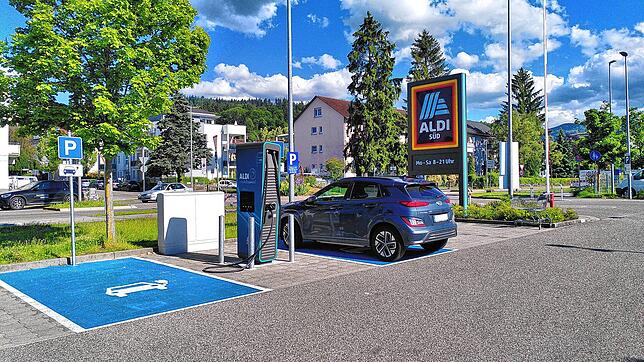 Aldi erlaubte bisher kostenloses Stromladen. Das ist nun Geschichte.
