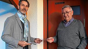 Felix Tiggeler übergibt seinen Wahlkampf-Flyer an Willi Brinkmann an dessen Haustüre. Der Großschönacher hat bereits per Briefwahl seine ...