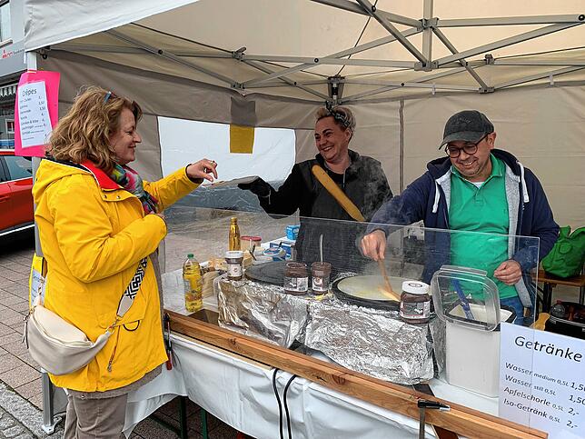 Geschlemmt werden kann am Frühlingsmarkt in Lauchringen an jeder Ecke. Gratis Häppchen gibt es vielerorts.