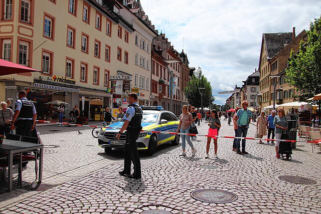 Die Obere Straße ist gesperrt – eine Maßnahme, die nicht bei allen Passanten auf Verständnis stößt.