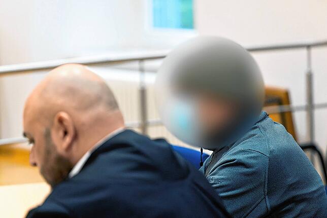 Der Mann (links) aus Maulburg muss wegen Totschlags für sechs Jahre und zehn Monate ins Gefängnis, das hat das Landgericht ...