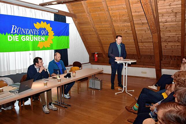 Niklas Nüssle bei seiner Vorstellungsrede in der Stadtscheuer Waldshut.