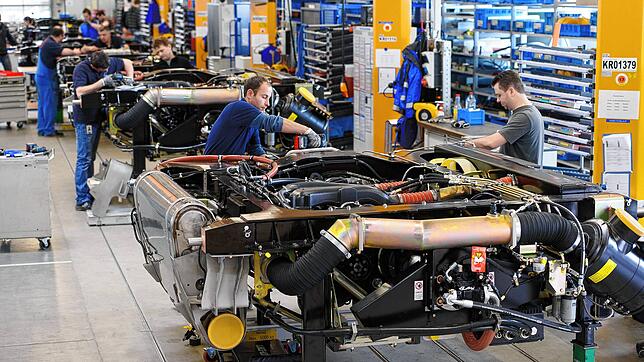 Arbeiter in den Fertigungshallen der MTU Friedrichshafen. &bdquo;Auch in Metall- und Elektroberufen herrscht derzeit ...