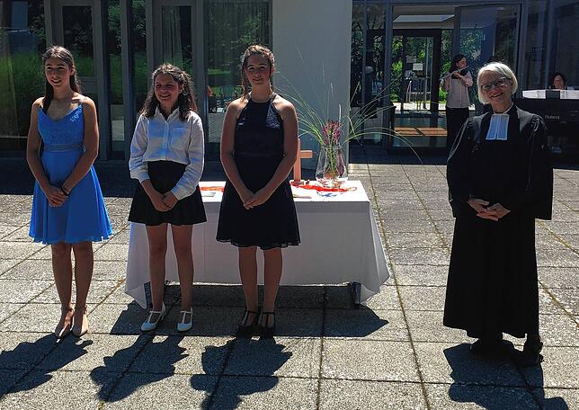 Angelina Neu, Lilli Schneider und Jana Schöttl gehörten zur dritten und letzten Gruppe der in diesem Jahr Konfirmierten.