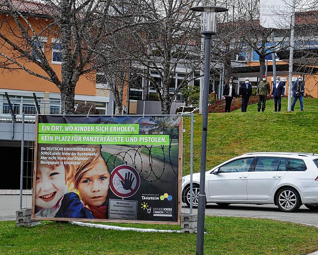 Ortsvorsteherin Anja Keller, Klinikgeschäftsführer Thomas Müller, General Zorn und Klinikgeschäftsführer Roland Wehrle (von links) ...