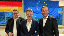 Deutschland und Europa: Jürgen Rausch, Andreas Schwab und Felix Schreiner (von links) vor der deutschen und europäischen Flagge.