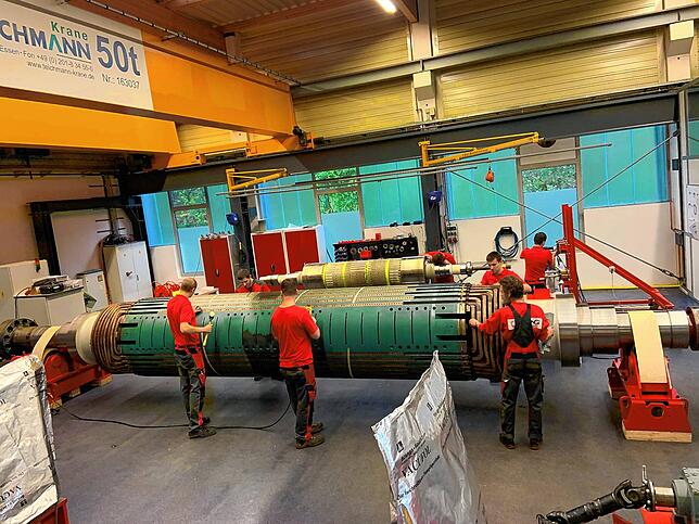 Die Wehrer Rotorhalle stößt an ihre Kapazitätsgrenze: Der große Rotor ist knapp 14 Meter lang und wiegt 50 Tonnen.