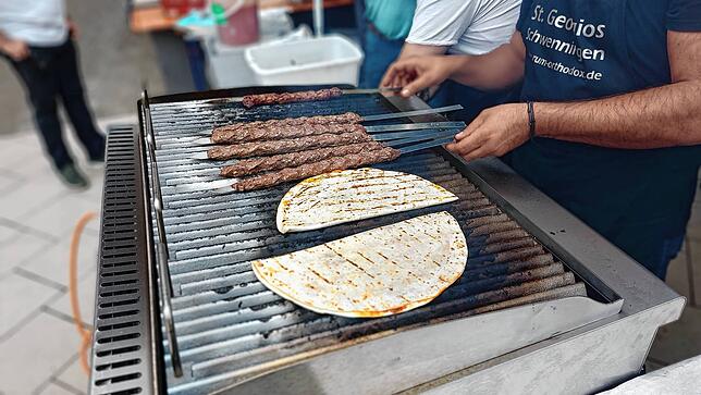 Die Kirchengemeinde St. Georgios Schwenningen bietet Adana-Kebap an.