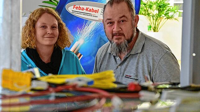 Bianca Buggisch und Thomas Botta von der Firma Fehrenbacher Kabeltechnik erhalten nun regelmäßig Anrufe besorgter Kunden, weil ihr ...