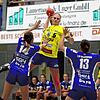 Das Hinspiel in der Riesenberghalle gewann der SV Allensbach (am Ball Noemi Hoefs) mit 33:29 gegen den TuS Steißlingen (links Kim ...