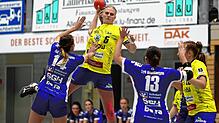 Das Hinspiel in der Riesenberghalle gewann der SV Allensbach (am Ball Noemi Hoefs) mit 33:29 gegen den TuS Steißlingen (links Kim ...