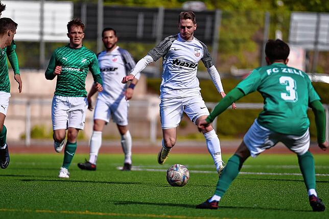 Kosmetik: Saban Ljimani (Mitte) erzielte in der 82. Minute den Anschlusstreffer für den VfB Waldshut.