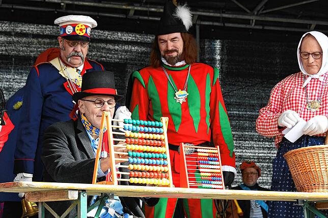 Bild 3: Singen feiert den Schmotzigen Dunschdig: Die besten Bilder vom Rathaussturm!