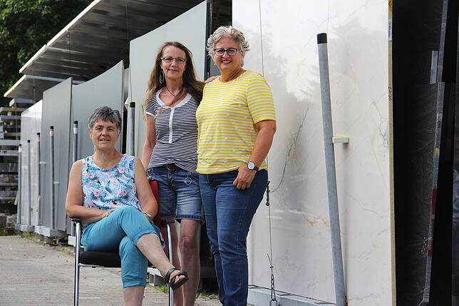 Gertrud Bernauer-Eckert (sitzend), Ulrika Schirmaier (links) und Karin Höhl wünschen sich eine lebendige Kirche, an der alle Gläubige ...