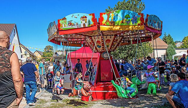 Das nostalgische Kinderkarussell fand bei älteren und jüngeren Marktbesuchern viel Aufmerksamkeit.