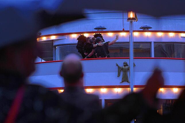 Ein Selfie auf dem Schiff ruft kurzzeitig mehr Schaulustige auf den Plan.