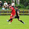 Der SC Konstanz-Wollmatingen (Markus Hain, rechts) hat sich mit einem schwer erkämpften 2:1 über den FC Überlingen (Andreas Romeo) die ...