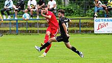 Der SC Konstanz-Wollmatingen (Markus Hain, rechts) hat sich mit einem schwer erkämpften 2:1 über den FC Überlingen (Andreas Romeo) die ...