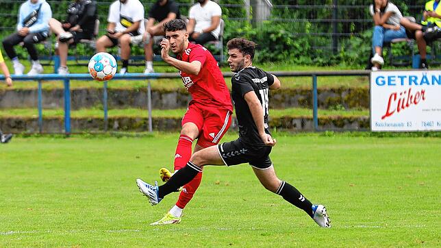 Der SC Konstanz-Wollmatingen (Markus Hain, rechts) hat sich mit einem schwer erkämpften 2:1 über den FC Überlingen (Andreas Romeo) die ...