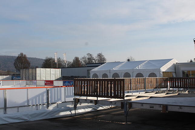 Bild 7: Bilder: Der Aufbau der Blumberger Eisbahn geht in die Endphase