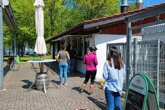 Im Strandbad Dingelsdorf halten sich die Menschen an die Abstandsregel.