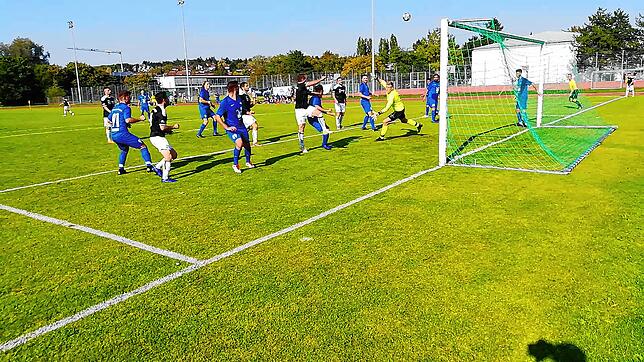 Der Keeper vom FC Anadolu Radolfzell verschätzte sich bei diesem Eckball