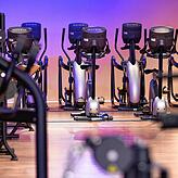 Unbenutzte Trainingsgeräte stehen in einem geschlossenen Fitnessstudio. Auch das dürfte vorerst so bleiben.