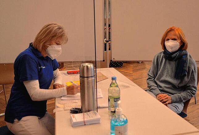 Monika Schneider-Maier (rechts) bei der ärztlichen Impfberatung von Dorothea Rogalla.