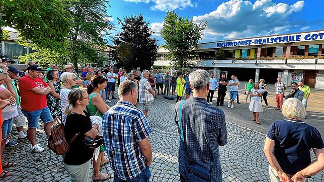 Groß war das Interesse der Gottmadinger am Dorfgespräch, zu dem Bürgermeister Michael Klinger (Mitte rechts) eingeladen hatte. Monika ...