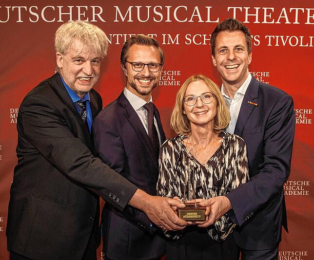 Karl Thomann, Alexander Dieterle, Andrea Ferraro und Jochen Frank Schmidt (von links) präsentieren auf der Bühne des Hamburger Tivoli ...
