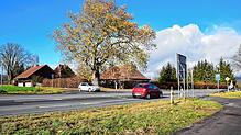 Auf dieser Seite der B34 ist ein Radweg, auf der anderen nicht. Radfahrer müssten die vielbefahrene Bundesstraße überqueren, um zum ...