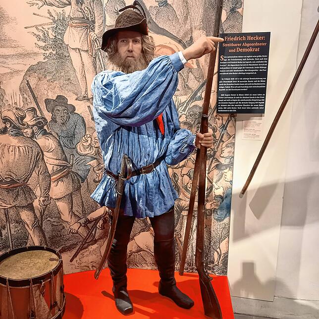 Friedrich Hecker ist wieder (fast) zum Leben erweckt. Sein Kavalleriesäbel gehört eigentlich an einen Pferdesattel, die Stiefel stammten ...