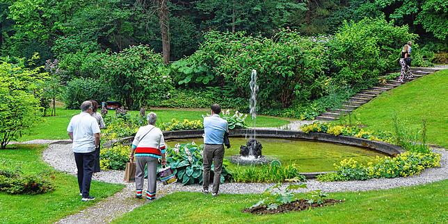 Der Brunnen im Ostteil des Parks sprüht seit 2008 wieder seine Fontäne.