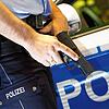 Ein deutscher Polizist zieht bei dieser gestellten Szene seine Waffe aus dem Halfter. (Symbolbild) Im Fall des tödlichen Schusses in ...