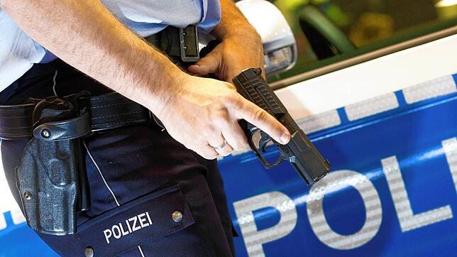Ein deutscher Polizist zieht bei dieser gestellten Szene seine Waffe aus dem Halfter. (Symbolbild) Im Fall des tödlichen Schusses in ...