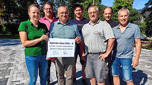 Spendenübergabe vom Benefizkonzert der Dorfbewohner in Todtmoos (von links): die Leiterin der Tourist-Info, Katharina Maier, ...
