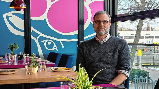 Sascha Halweg betreibt das Restaurant „Das Blümchen“ an der Friedrichshafener Uferpromenade. Bezahlen kann man dort nur bargeldlos.