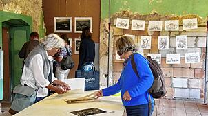 Einige Besucher schauen sich zur Eröffnung der Ausstellung anlässlich des 50-jährigen Bestehens der Stadt Tengen Werke von Karl Möritz ...
