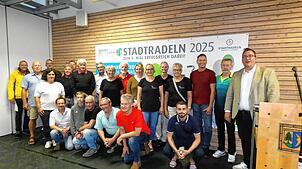 Bildtext: sax_la_do_stadtradeln abschluss 25 Bürgermeister Fabian Prause ist gemeinsam mit den diesjährigen Teilnehmern, dass beim ...