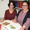Die Herausgeberinnen des 416 Seiten starken Buches „Radolfzell am Bodensee – die Chronik“: Hildegard Bibby (links) und Katharina Maier ...