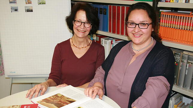 Die Herausgeberinnen des 416 Seiten starken Buches „Radolfzell am Bodensee – die Chronik“: Hildegard Bibby (links) und Katharina Maier ...