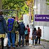 Menschen stehen am 23. Oktober 2020 Schlange vor dem Covid-19 Testzentrum des Universitätsspitals Basel.