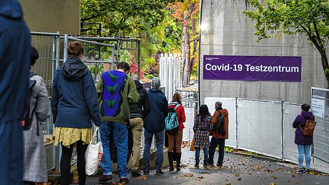 Menschen stehen am 23. Oktober 2020 Schlange vor dem Covid-19 Testzentrum des Universitätsspitals Basel.