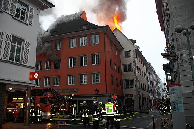 Das Flammen griffen auch auf das Gebäude in der Hussenstraße über, in dem das Café Antik seine Räumlichkeiten hat. (Archivbild)