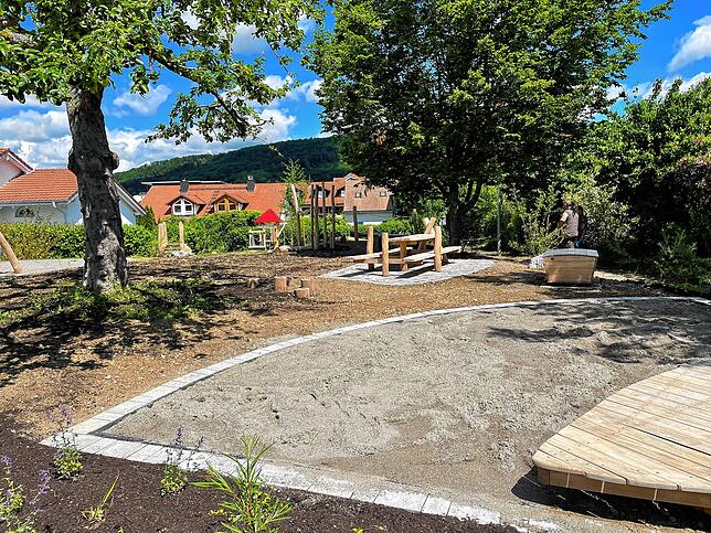 Das Gelände des Spielplatzes Löhnen ist modelliert und bietet so drei Spielebenen. Hier ist der Sandkasten am höchsten Punkt zu sehen. ...