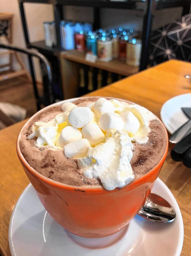 Heiße Schokolade mit Sahne und kleinen Marshmallows.