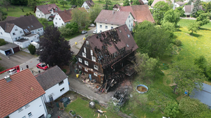 Die Drohnenaufnahme vom Samstag, 24. Mai, zeigt das Ausmaß der Zerstörung. Nach dem Brand in der Nacht zum Samstag ist das Gebäude im ...